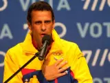 El candidato opositor en las elecciones presidenciales de Venezuela, Henrique Capriles, reconoce su derrota.