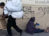 Una mujer pide dinero en una calle principal de Ciudad de Guatemala (Guatemala). La tasa nacional de pobreza aumentó en 2,71 puntos en los últimos cinco años en Guatemala en y en la actualidad se sitúa en 53,71 %, según una encuesta divulgada por el estatal Instituto Nacional de Estadísticas (INE).