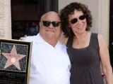 Danny Devito posa con su mujer, Rhea Perlman, el día en el que le concedieron una estrella en el Paseo de la Fama de Hollywood.