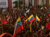 Seguidores del oficialismo celebran el triunfo electoral del presidente de Venezuela, Hugo Chávez.