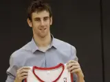 El alero Víctor Claver posa con la camiseta de los Portland Trail Blazers de la NBA.