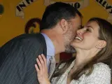 El príncipe Felipe besa a la princesa de Asturias en la mesa de cuestación instalada en la Plaza de la Provincia, en Madrid.