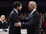 Los candidatos a la vicepresidencia de EE UU, el republicano Paul Ryan (c), y Joe Biden (d), demócrata y actualmente en el cargo, se saludan el jueves 11 de octubre de 2012, en el primer y único debate entre ambos, en presencia de la moderadora Martha Raddatz (i), en Danville (EEUU).