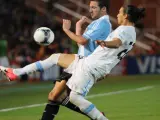 Gonzalo Higuaín intenta controlar un balón ante Cáceres, en un Argentina - Uruguay.