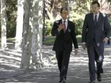 El presidente del Gobierno, Mariano Rajoy (d), conversa con el presidente electo de México, Enrique Peña Nieto, mientras se dirigen a su despacho por los jardines del Palacio de la Moncloa.