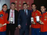 Los jugadores Santi Cazorla, Jordi Alba y Juanfran Torres recibieron la Medalla de Oro de la Real Orden del Mérito Deportivo.