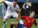 Juanfran Torres y Franck Ribery luchan por un balón en el España - Francia.