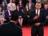 El presidente y candidato demócrata, Barack Obama (d), habla durante su segundo debate televisado con el candidato republicano, Mitt Romney, el martes 16 de octubre de 2012, en la Universidad Hofstra de Hempstead, Nueva York (EE UU).