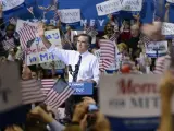 El candidato republicano a la presidencia de EE UU, Mitt Romney (c), saluda a partidarios durante un acto de campaña previo a las elecciones, en la Universidad George Mason en Fairfax, Virginia (EE UU).
