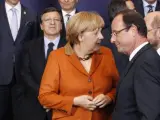 La canciller alemana Angela Merkel (i) conversa con el presidente francés François Hollande.