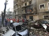 Bomberos libaneses, en una imagen de archivo, apagan el incendio en un edificio cercano al lugar donde ha explotado un coche, en la zona cristiana de Achrafiyeh, en Beirut.