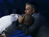 Mourinho abraza a Pepe en el banquillo del Santiago Bernabéu.