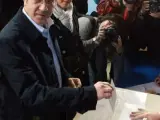 El lehendakari y candidato a la reelección por el PSE, Patxi López (i), junto a su mujer Begoña Gil, en el momento de votar en las elecciones vascas.