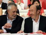 El secretario general del PSOE, Alfredo P&eacute;rez Rubalcaba (dcha), conversa con el presidente andaluz y secretario del PSOE-A, Jos&eacute; Antonio Gri&ntilde;&aacute;n, durante una reuni&oacute;n del Comit&eacute; Federal del partido.