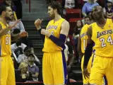 Los jugadores de los Angeles Lakers Robert Sacre, Pau Gasol y Kobe Bryant.
