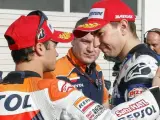 Dani Pedrosa y Jorge Lorenzo se saludan durante el Gran Premio de Japón.