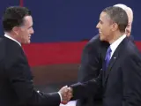 El aspirante republicano a la presidencia de EEUU, Mitt Romney (i), saluda al presidente de EEUU y candidato a la reelección por el partido demócrata, Barack Obama (d), hoy, lunes 22 de octubre de 2012, antes de empezar su tercer y último debate en la Universidad de Lynn en Boca Ratón, Florida (EEUU).