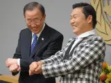 El artista surcoreano Jae-Sang Park, conocido como Psy (d), intérprete del fenómeno 'Gangnam Style', se reúne con el secretario general de la ONU, el también surcoreano Ban Ki-moon, el martes 23 de octubre de 2012, en la sede del organismo en Nueva York (EE UU). Este martes se celebra el Día de la ONU, que conmemora el aniversario de la entrada en vigor en 1945 de la Carta del organismo.