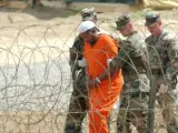 Un detenido en Guantánamo tras ser interrogado por oficiales del Ejército de EE UU en febrero de 2002.