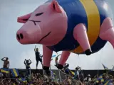 Vista de un cerdo inflable con los colores del Boca Juniors durante el partido ante River Plate por la doceava fecha del Torneo Inicial disputado el domingo 28 de octubre de 2012, en el Estadio Monumental Antonio Vespucio Liberti del club River Plate en Buenos Aires (Argentina).