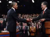 El presidente de EE UU y aspirante a la reelección, Barack Obama (i), y el candidato republicano, Mitt Romney, estrechan sus manos tras finalizar el primer debate presidencial.
