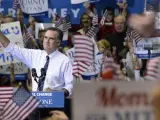 El candidato republicano a la presidencia de EE.UU., Mitt Romney (c), saluda a partidarios durante un acto de campaña previo a las elecciones, en la Universidad George Mason en Fairfax, Virginia (EEUU).