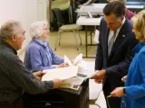 El candidato republicano a la Presidencia de EE UU, Mitt Romney, y su mujer Ann, ejercen su derecho al voto en Belmont, Massachusetts.