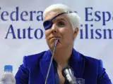 La piloto de Fórmula Uno María de Villota, durante la rueda de prensa que ha ofrecido en el Consejo Superior de Deportes (CSD), en la que ha declarado que, tras el accidente que tuvo en Gran Bretaña, en el que perdió el ojo derecho, se encuentra "mucho mejor" pero que "esto es una carrera de resistencia".