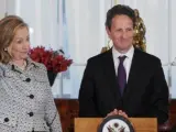 La secretaria de Estado estadounidense, Hillary Clinton, y el del Tesoro, Timothy Geithner.