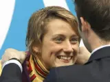 La nadadora española, Mireia Belmonte, recibe la medalla de plata de los 800 m libres.