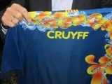 Johan Cruyff muestra la nueva camiseta de la selección catalana.