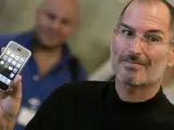 Steve Jobs muestra el iPhone, en una imagen de 2007.