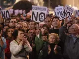 Miles de personas se concentran en la plaza Neptuno de Madrid durante la protesta del 23-O.