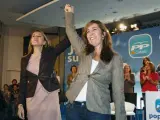 La candidata del PPC a la Generalitat, Alicia Sánchez-Camacho, y la número dos del PP, María Dolores de Cospedal, durante un acto en Barcelona con unas 200 mujeres de su partido.