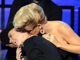 Jenny McCarthy 'ataca' la yugular de Justin Bieber durante la ceremonia de los American Music Awards 2012.