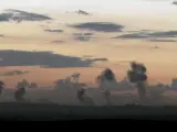 Panorámica de la Franja de Gaza desde las afueras de Kibbutz Nir Am, cerca a Sderot, al sur de Israel el miércoles 14 de noviembre de 2012, en donde se observan columnas de humo producidas por los ataques aéreos en la Franja de Gaza en una operación llamada por los israelíes " Operation Pillar Cloud".