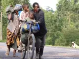 Unas personas abandonan sus hogares a causa de los combates entre milicianos del movimiento rebelde M23 y soldados del Ejército de la República Democrática de Congo (RDC) cerca de Goma, en el este del país, el viernes 16 de noviembre de 2012.