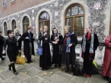 Varias pastoras anglicanas esperan en la puerta de la sede de la Iglesia anglicana los resultados de la votación sobre la ordenación de mujeres obispas.