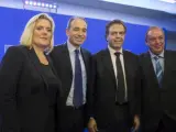 El nuevo presidente del partido de la oposición francesa Unión por un Movimiento Popular (UMP), Jean-François Copé (2º izq), posa junto a los miembros de su campaña.
