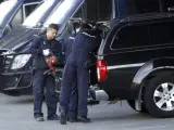 Agentes de la Policía Nacional inspeccionan un vehículo durante el registro a negocios de ciudadanos chinos.