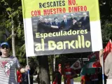 Dos personas muestran su disconformidad contra cómo se ha gestionado el 'caso Bankia' y la nacionalización de la entidad bancaria.