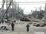 Vista de una calle cubierta por líneas eléctricas destruidas y por escombros después del paso de Sandy, en Seaside Heights, Nueva Jersey (EE UU).