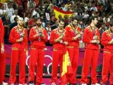 La selección española de baloncesto en el podio con la medalla de plata.