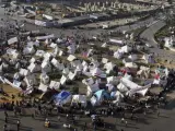 Manifestantes egipcios acampan en la plaza Tahrir de El Cairo durante una protesta contra el &quot;decretazo&quot; del presidente egipcio, Mohamed Morsi.