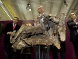 El director de la Fundación Dinópolis, Luis Alcalá, presentando, este miércoles, los restos encontrados del nuevo dinosaurio.
