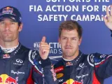 Los pilotos de Red Bull, Webber y Vettel, celebran ser los más rápidos en la clasificación de Corea.