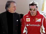Montezemolo, presidente de Ferrari durante 23 años, charla con Fernando Alonso.