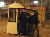 Seguidores del presidente egipcio, Mohamed Mursi, y de los Hermanos Musulmanes, pelean con los opositores que habían acampado frente al Palacio Presidencial de El Cairo.