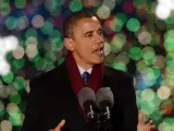 El presidente de Estados Unidos, Barack Obama, pronuncia un discurso durante el encendido del Árbol Nacional de Navidad, el jueves 6 de diciembre de 2012, en la versión 90 de la iluminación del árbol frente de la Casa Blanca, Washington DC, (EE UU). El acto es una tradición anual a la que asiste la familia presidencial desde 1923.
