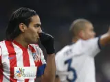 Radamel Falcao se lamenta de una ocasión fallada ante el Real Madrid.